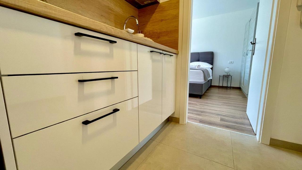 Studio Apartmani Kaja I Iva Синь Екстер'єр фото