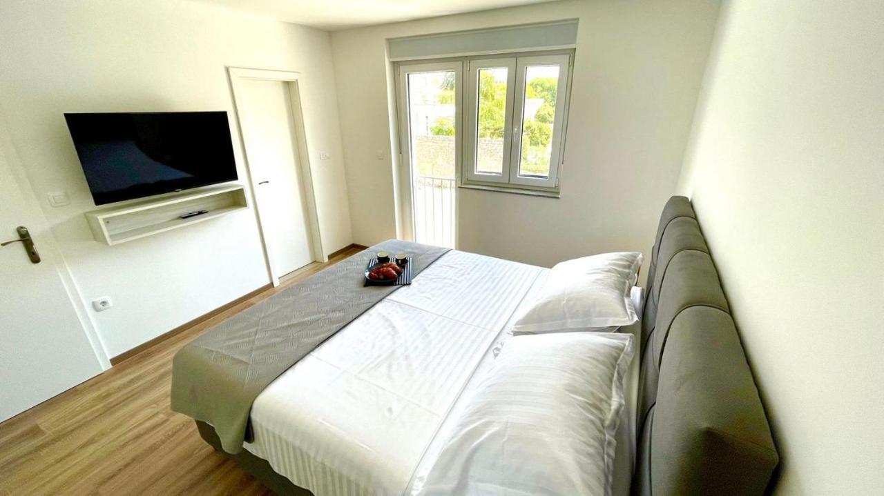 Studio Apartmani Kaja I Iva Синь Екстер'єр фото